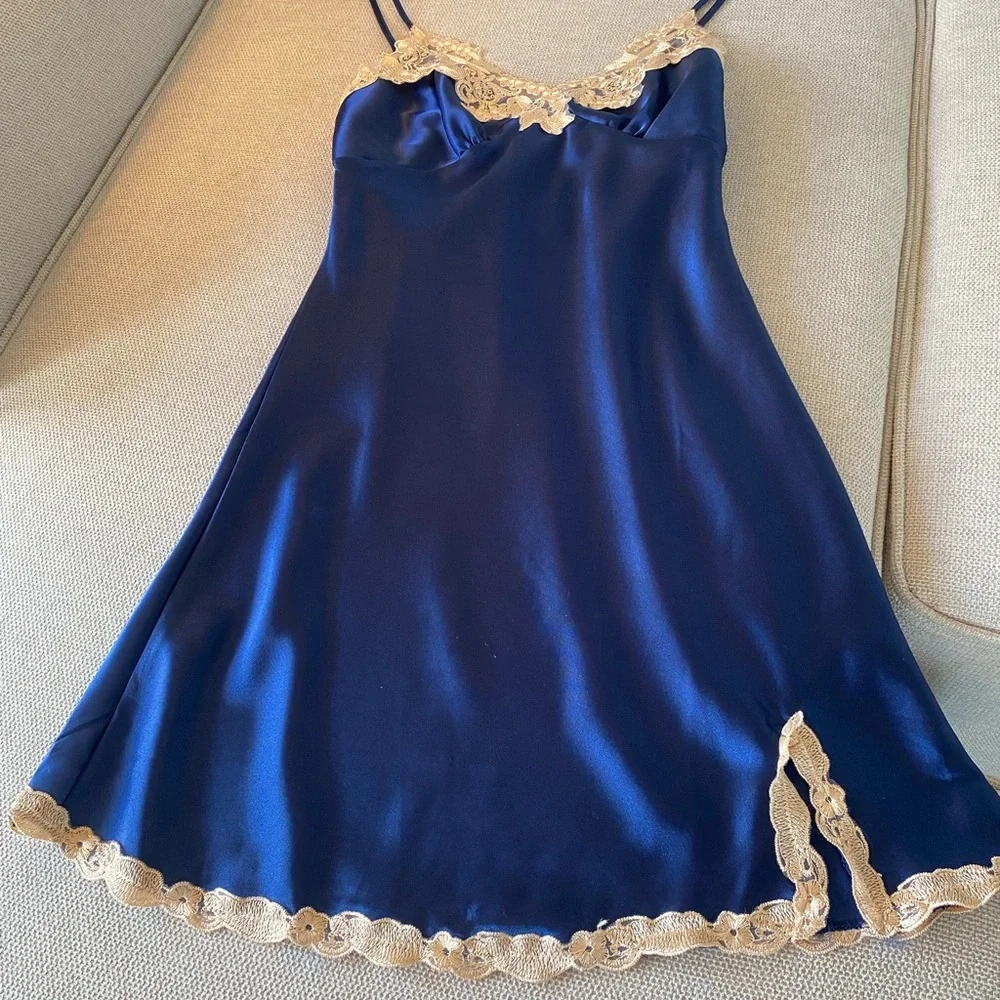 Luxurious Blue Satin Robe with Lace Accents NWOT 100% polyester feels like silk - Picture 5 of 16